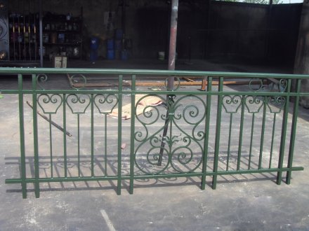 廠家訂做小區(qū)鐵藝護(hù)欄B29圍欄
