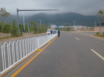 道路護(hù)欄哪家好？