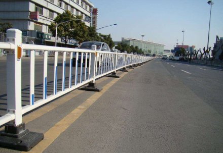 道路護(hù)欄定做廠家電話是多少